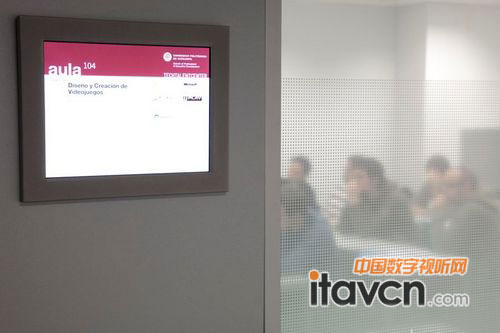 zƼָʾBarcelonaTech (UPC) ÿg15LCDĻŃ@ʾ҃ĿǰMеn̡